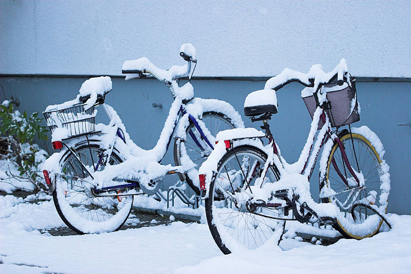 Bicycle in the snow in Frankfurt, Germany. (c) 2005 Klaus of Rad-Fernweh.de